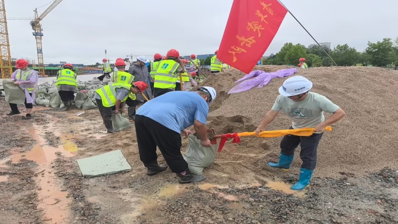 風(fēng)雨同舟，共筑防線！中機(jī)國(guó)際助力平江縣第一人民醫(yī)院搬遷項(xiàng)目緊急抗洪搶險(xiǎn)